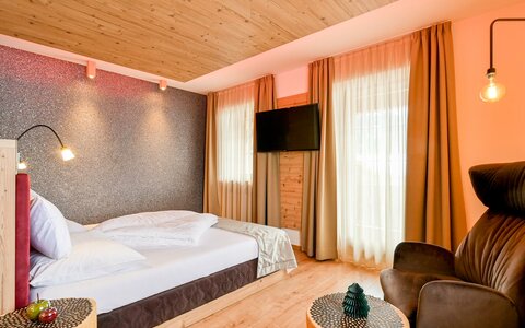 Le nostre moderne suite con balcone combinano i comfort moderni con l’accogliente calore della tradizione.