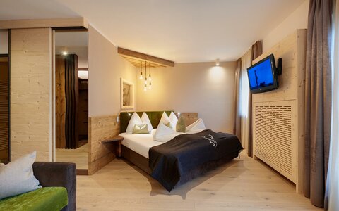 Le nostre moderne suite con balcone combinano i comfort moderni con l’accogliente calore della tradizione